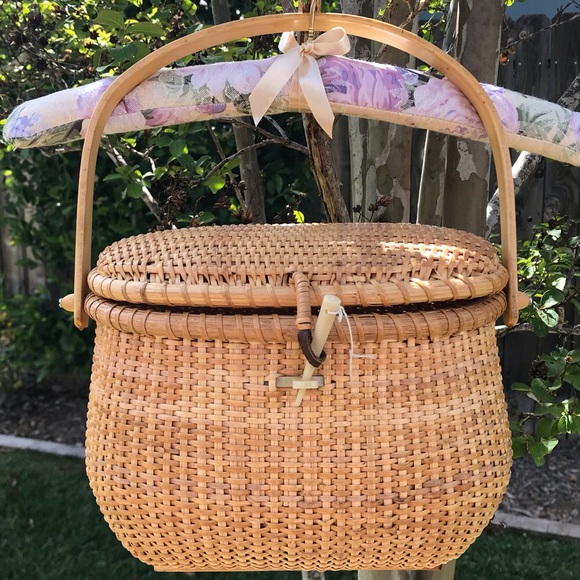 Vintage Handbags - VINTAGE Wicker Picnic Basket Purse 🎀